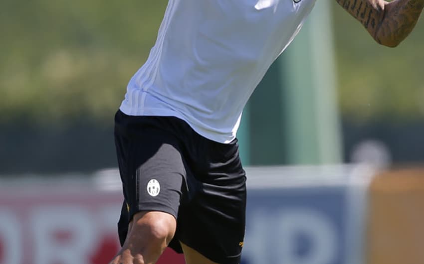 Daniel Alves está rescindindo o contrato com a Juventus para defender o Manchester City