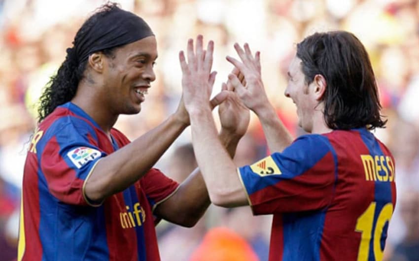 Imagens de Ronaldinho com a camisa do Barcelona