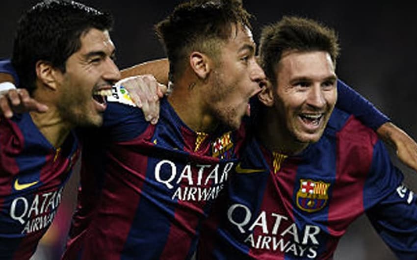 Messi - com a camisa do Barcelona em 2015-2016 (foto ao lado de Neymar e Suárez)