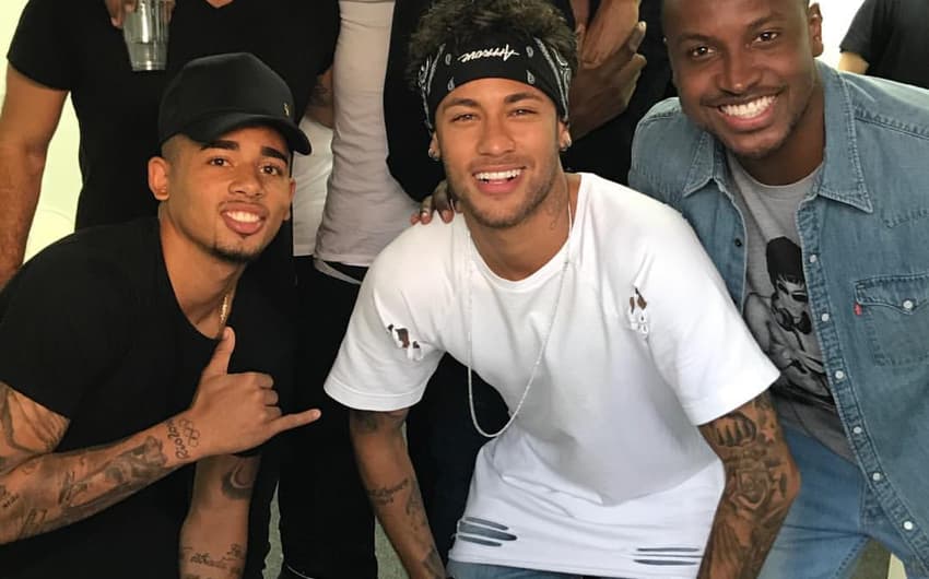 Neymar e Gabriel Jesus curtem show de Thiaguinho em Vitória