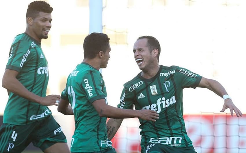 Jogadores do Palmeiras festejam gol em Campinas