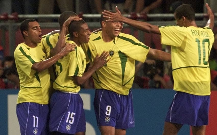 Ronaldo é cercado por companheiros para comemorar o gol que selou a classificação da Seleção Brasileira às quartas