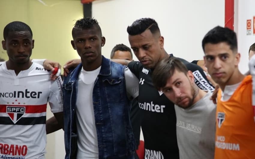 Arboleda e Gómez acompanharam a preleção do São Paulo antes do jogo com o Flu (foto: Rubens Chiri / saopaulofc.net)
