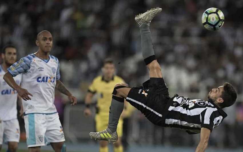 O Botafogo tentou, mas não conseguiu. Foi derrotado, em casa, pelo Avaím o
