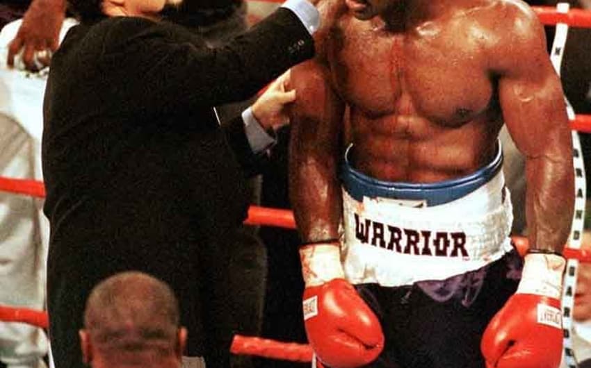 A famosa mordida de Mike Tyson em Evander Holyfield na disputa do cinturão dos pesados completa 20 anos nesta quarta