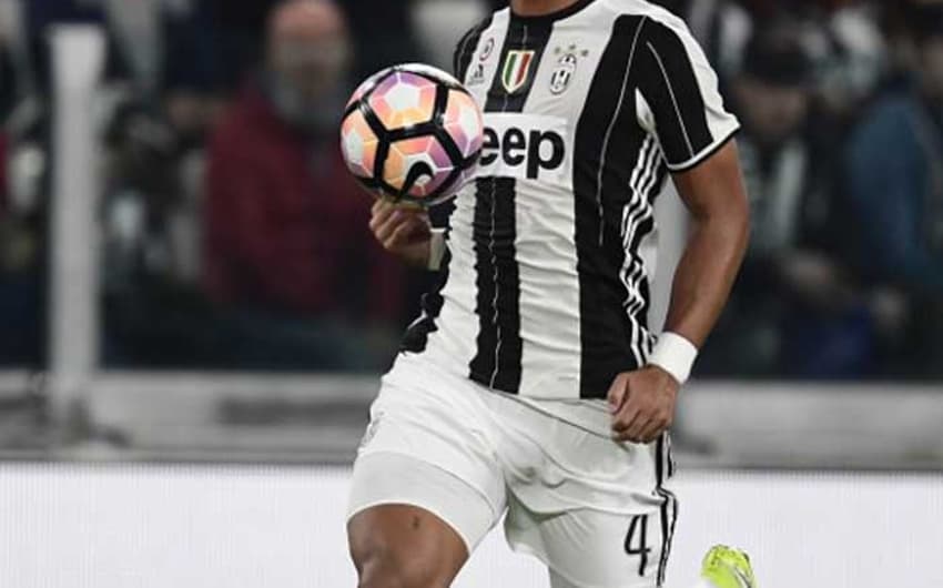 18º - Medhi Benatia - Antes emprestado pelo Bayern de Munique, o zagueiro de 30 anos firmou sua permanência na Juventus por 17 milhões de euros (R$ 63,8 milhões)