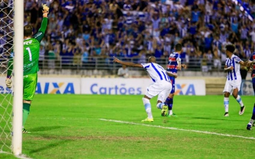 Jorge Fellipe comemora gol do CSA