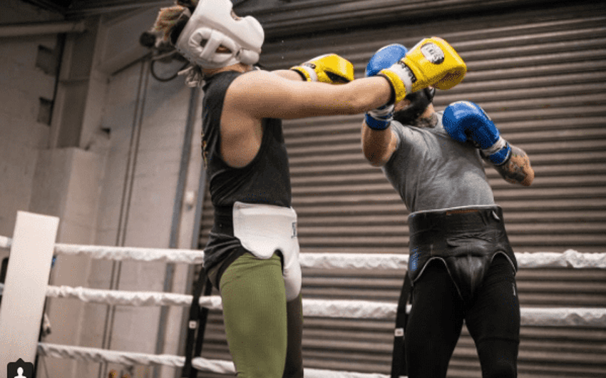 Conor McGregor (direita) treina boxe antes de superluta com Floyd Mayweather
