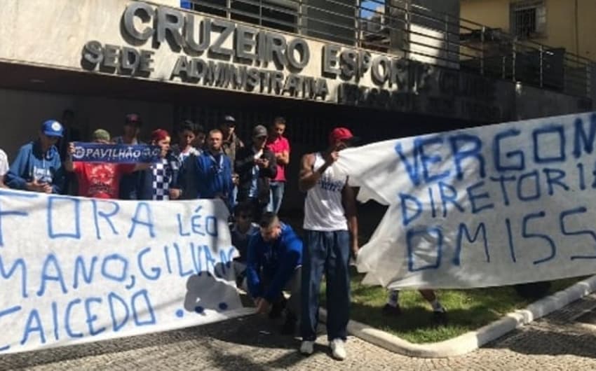 Torcedores do Cruzeiro protestam em frente à sede administrativa do clube