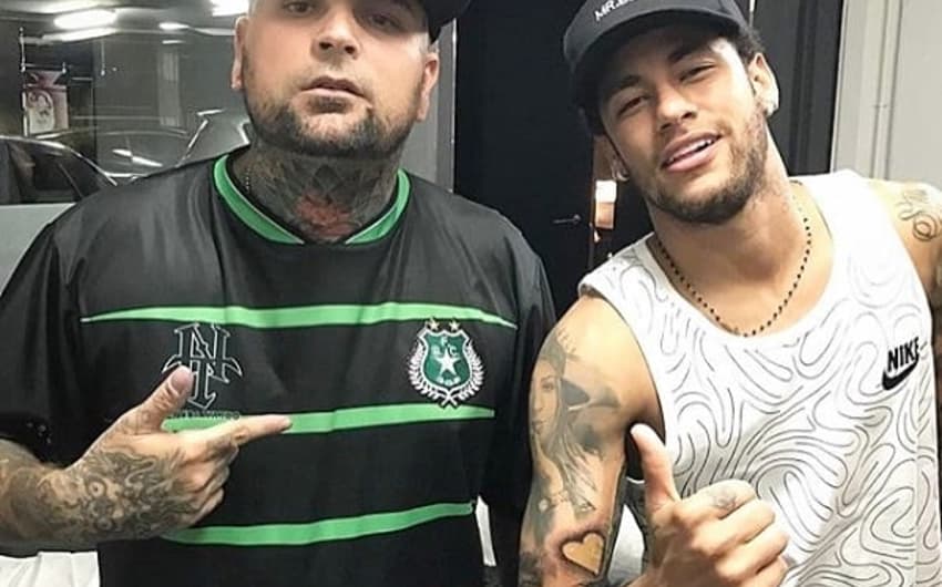 Neymar foi o primeiro jogador que Adão Rosa tatuou