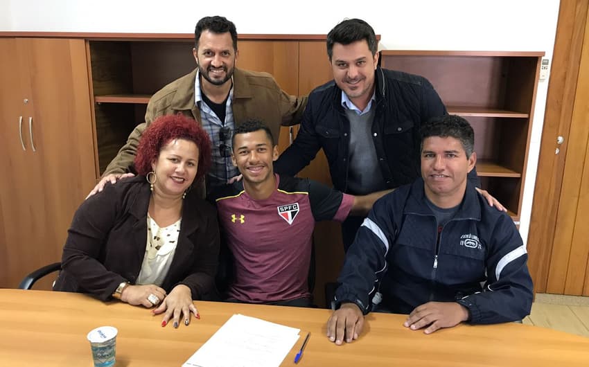 Atacante Fabinho com a família e empresário na assinatura do contrato com o São Paulo