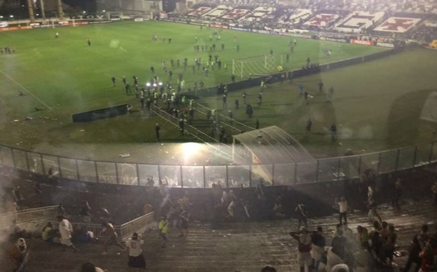 Confusão marcou fim de jogo em São Januário