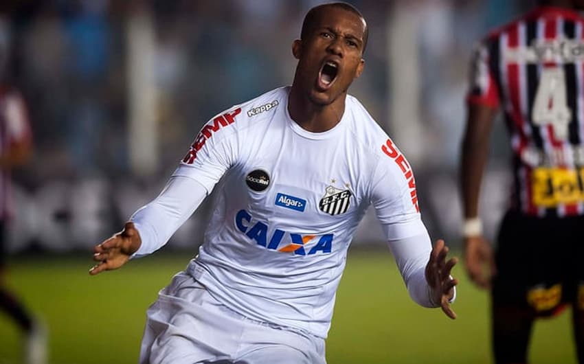 Copete fez os três gols do Santos na vitória sobre o São Paulo