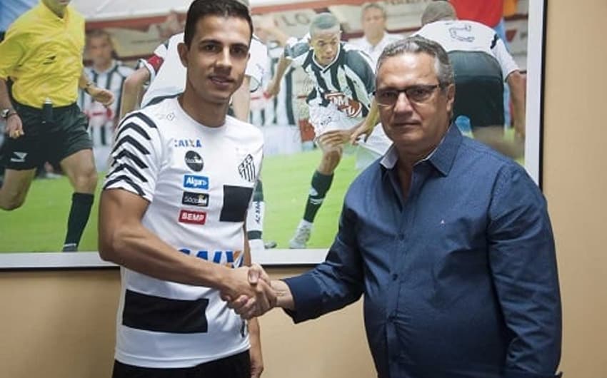 Agora é oficial! Nilmar foi apresentado no Santos após dois meses de negociação. O atacante vestirá a camisa de número 18.