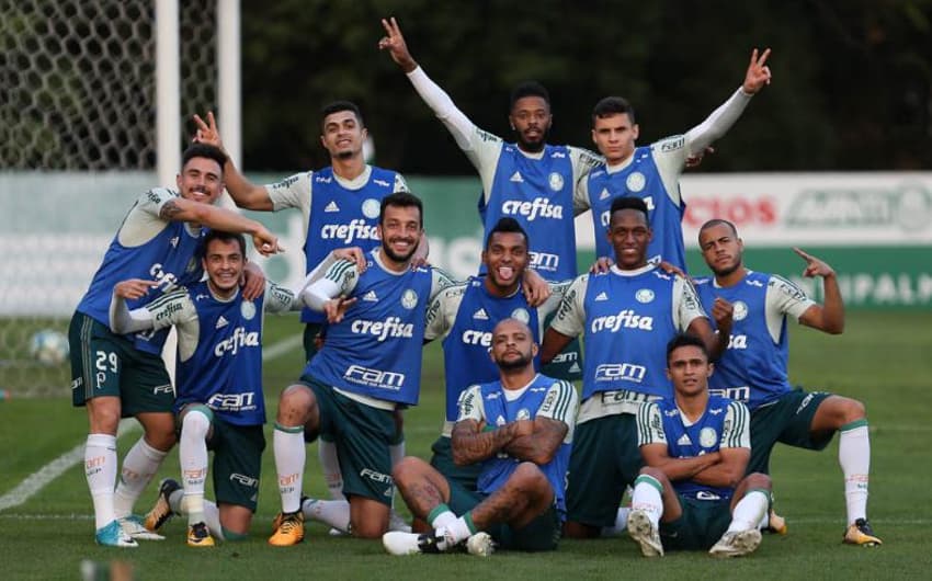 Jogadores do Palmeiras brincam no treino
