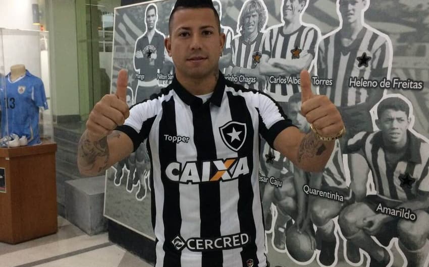 Valencia vestiu a camisa do Botafogo e assinou contrato