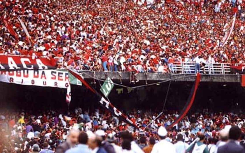 Antes da final do Brasileirão, entre Flamengo e Botafogo, parte da arquibancada cedeu no setor destinado a rubro-negros