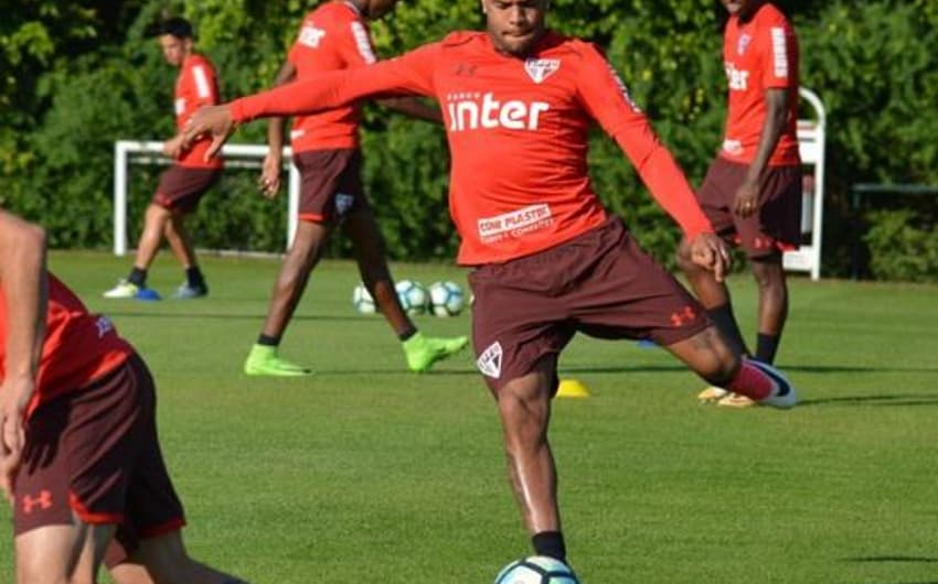 Júnior Tavares em treino do São Paulo