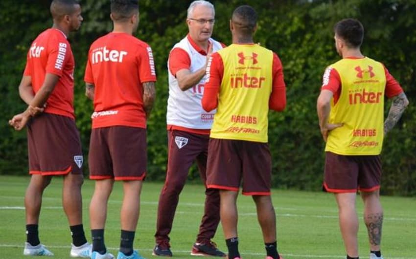 Dorival Júnior em conversa com jogadores no trein: técnico tem trabalho pela frente