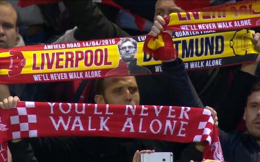 Torcida do Liverpool canta 'You Never Walk Alone'