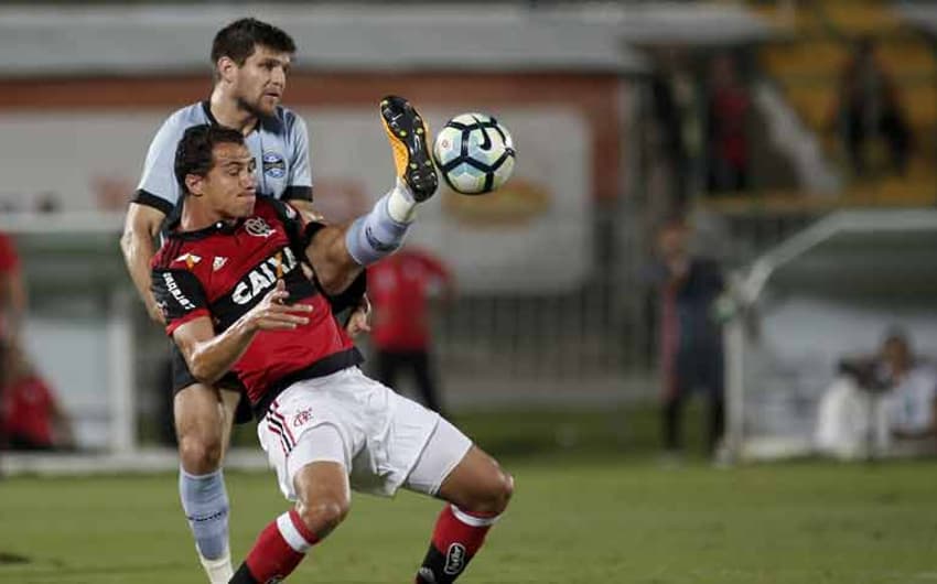 Flamengo não conseguiu passar pelo goleiro Léo e foi derrotado em casa