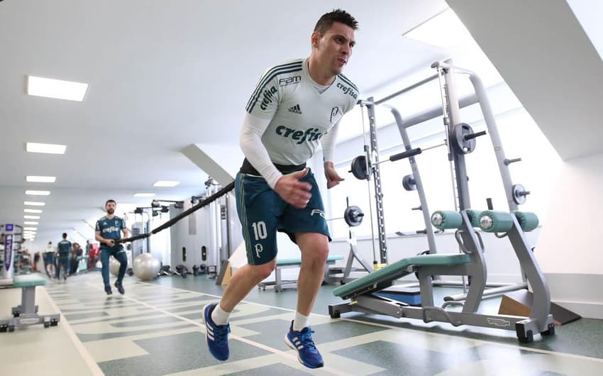 Moisés se exercita no centro de excelência do Palmeiras