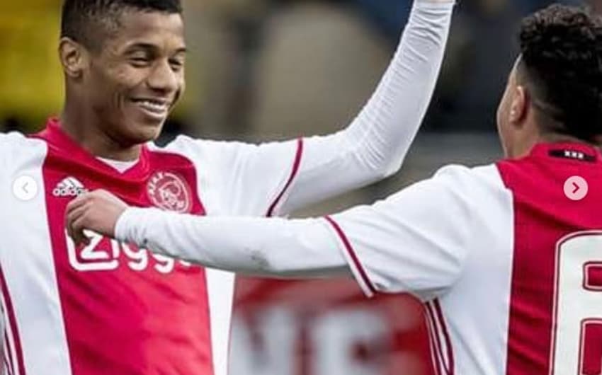 Abdelhak Nouri recebe homenagens de jogadores do Ajax