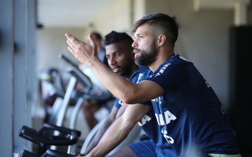 Diego diz que não é hora de pensar no Corinthians