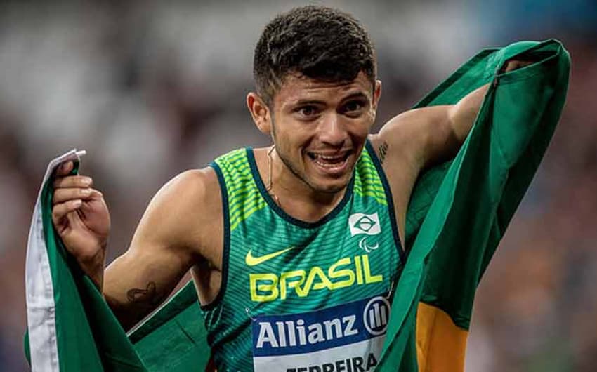 Petrúcio Ferreira quebra recorde e Brasil faz dobradinha no Mundial de Atletismo