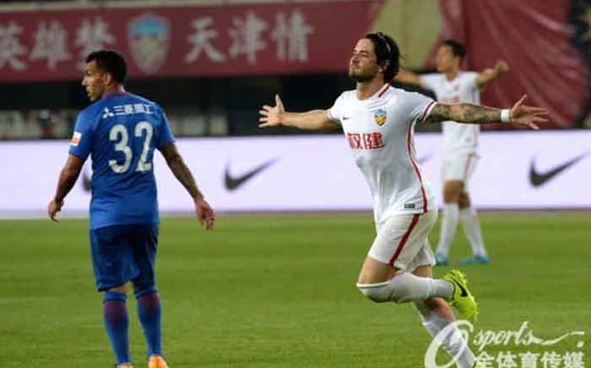Pato comemorando o gol no jogo entre Tianjin Quanjian x Shanghai Shenhua