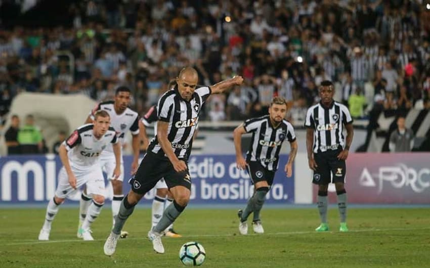 Botafogo 1 x 1 Atlético-MG - dois pênaltis (Rafael Moura, do Galo, desperdiçou, e Roger, do Botafogo, desperdiçou e fez gol no rebote)
