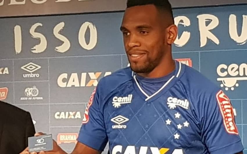 Digão é apresentado pelo Cruzeiro