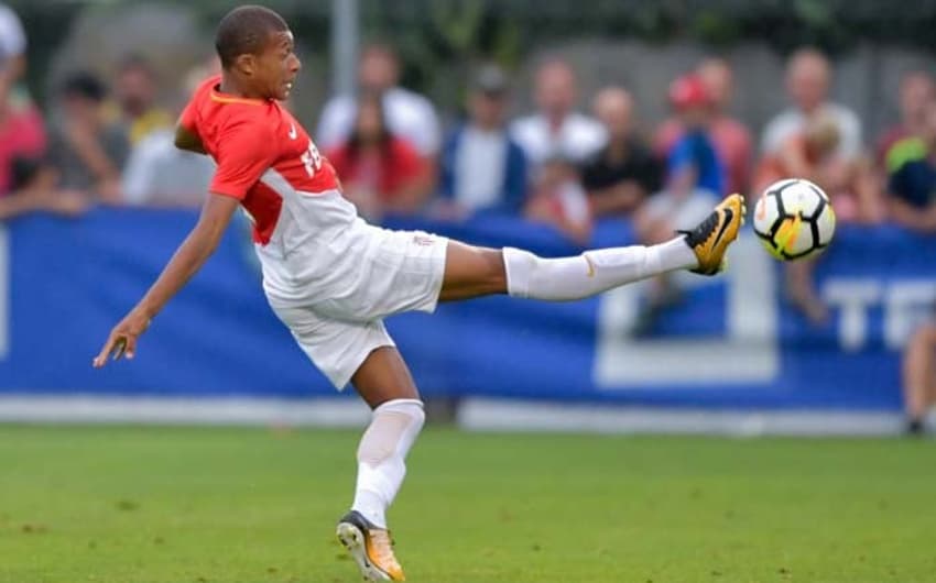 Monaco - Muito cobiçado, a joia Kylian Mbappé, já na seleção francesa aos 18 anos, ofuscou Falcao García e, agora, é o grande astro do time do Principado