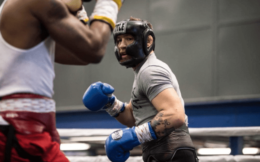 Conor McGregor treina boxe antes de superluta com Floyd Mayweather
