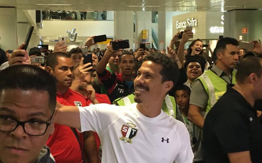 Hernanes faz selfie em sua chegada ao aeroporto de Cumbica em Guarulhos&nbsp;
