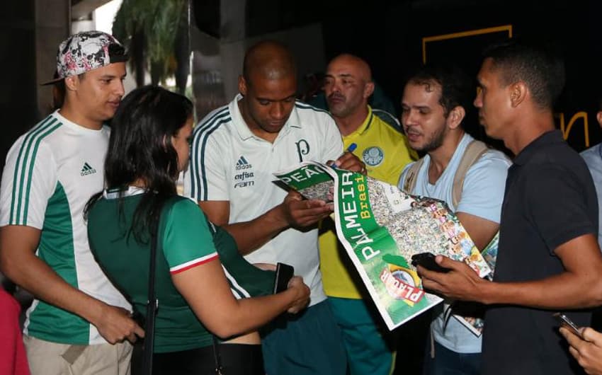 Jailson atende torcida do Palmeiras em Recife