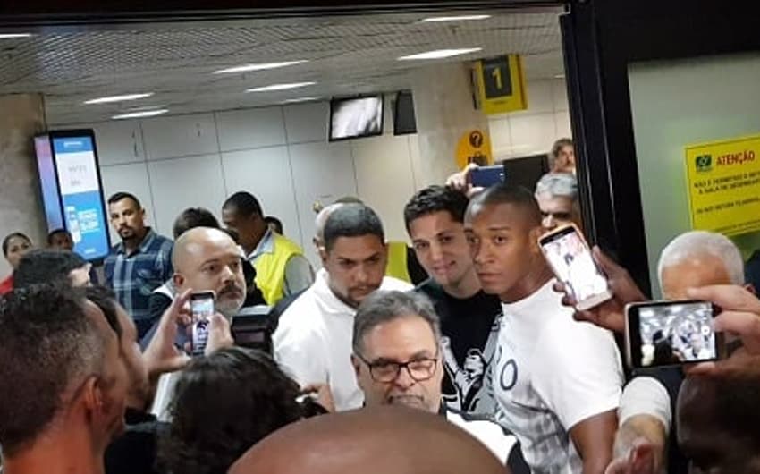 Anderson Martins em chegada ao Rio de Janeiro. Confira a seguir outras imagens na galeria especial do LANCE!
