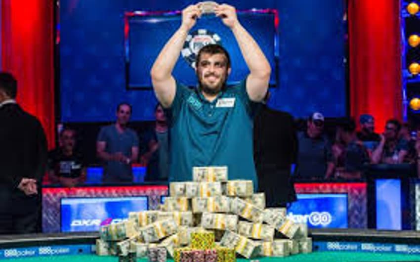 Scott Blumstein festeja o bracelete mais cobiçado do mundo do pôquer e a montanha de dinheiro
