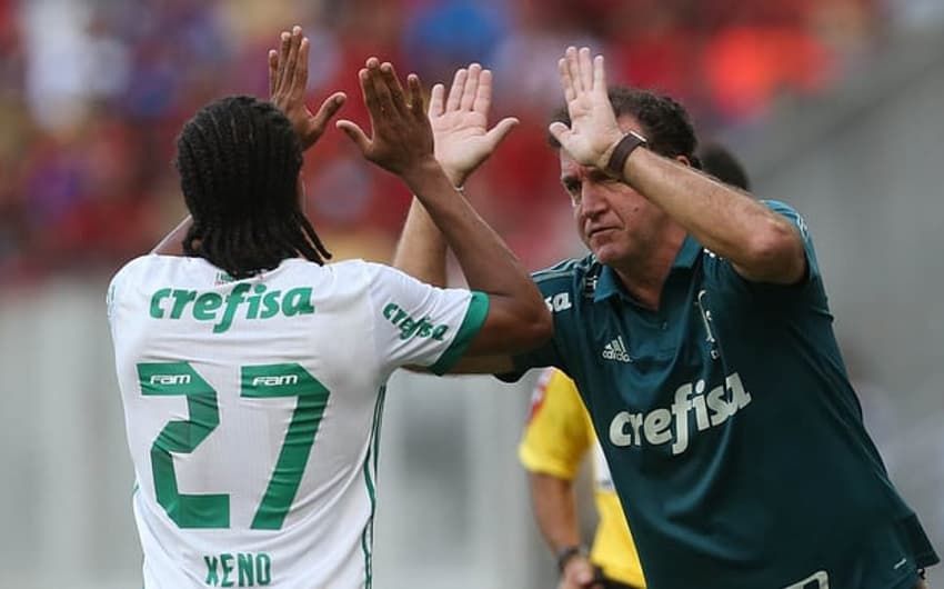 Cuca comemora o gol de Keno na Arena Pernambuco