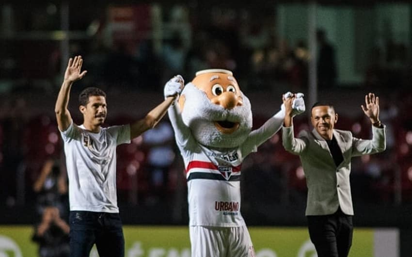 Hernanes e Marcos Guilherme foram recepcionados pela torcida antes da partida