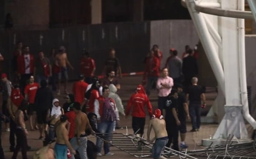 Torcida do Internacional faz protesto violento após empate com o Criciúma