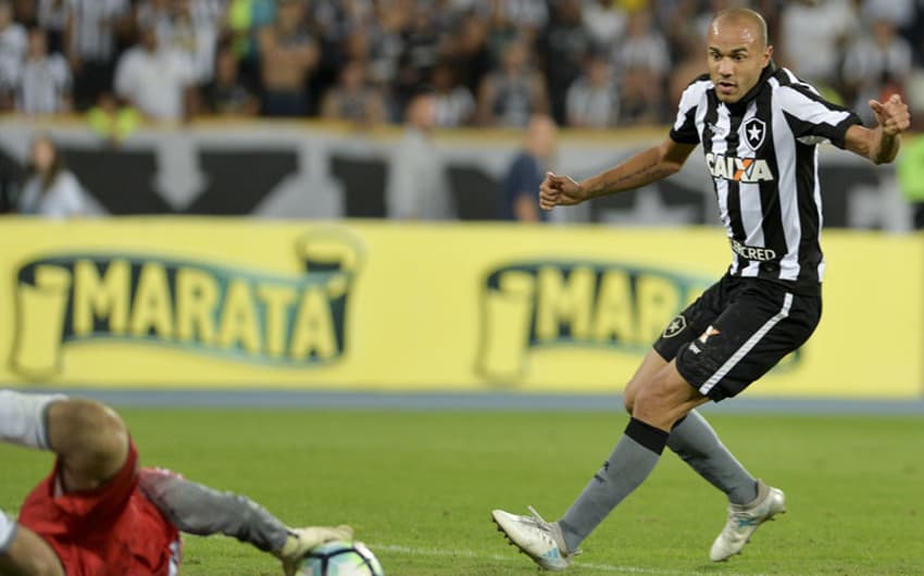 Botafogo goleou o Atlético-MG por 3 a 0 e avançou para às semifinais. Veja uma galeria de fotos