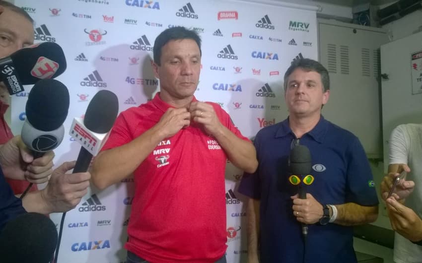 Zé Ricardo em entrevista coletiva na Vila Belmiro