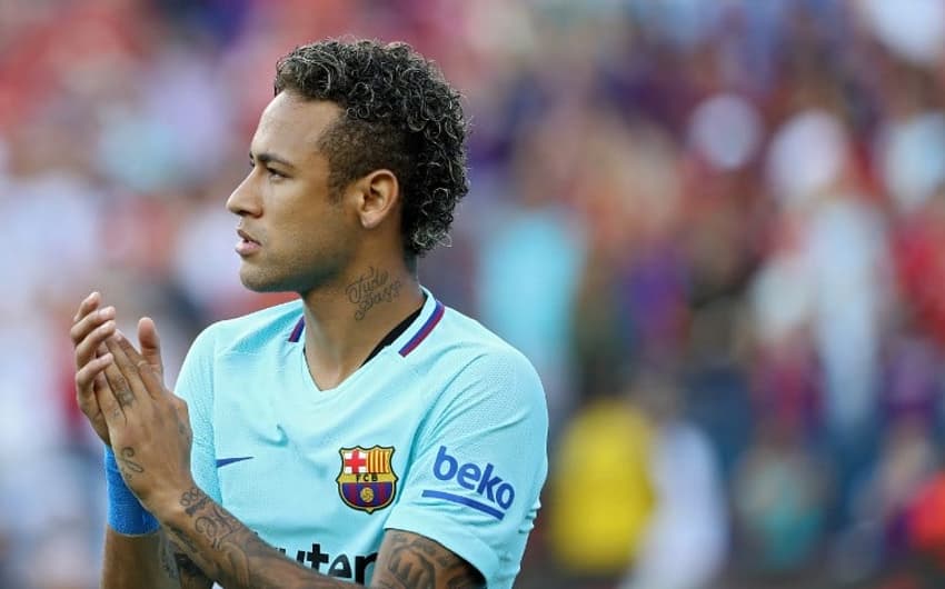 'Novela Neymar' se arrasta para mais uma semana. O Barcelona aguarda uma definição do craque. Fazendo a pré-temporada nos Estados Unidos, o Paris Saint-Germain evita tocar no assunto nas coletivas.