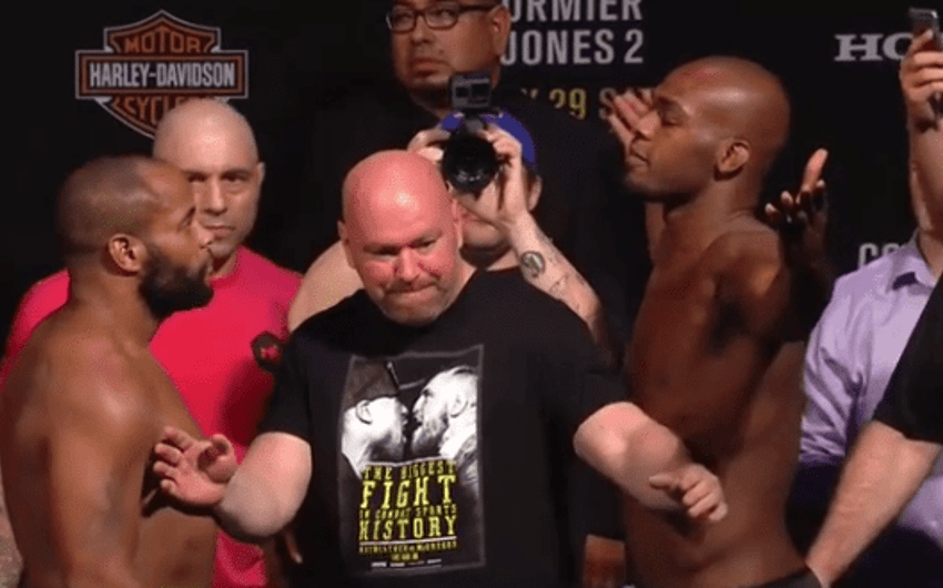 Daniel Cormier e Jon Jones se encaram antes de revanche no UFC 214