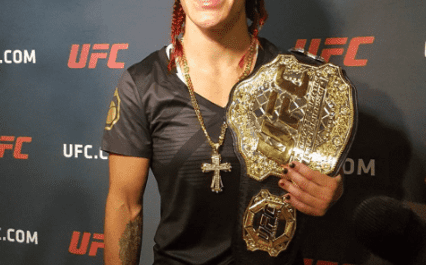 Cris Cyborg ostenta cinturão peso pena feminino do UFC