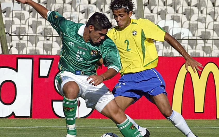 Daniel Alves mostrou desde cedo o faro para títulos, ganhando o bicampeonato da Copa do Nordeste pelo Bahia em 2001 e 2002. Também em 2002 integraria a Seleção Brasileira que foi campeã do Mundial Sub-20