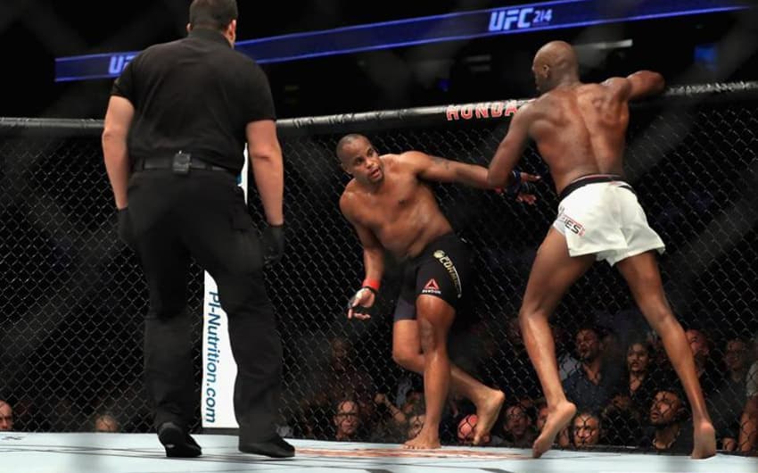 UFC 214 - Jon Jones nocauteou Daniel Cormier com uma canelada alta