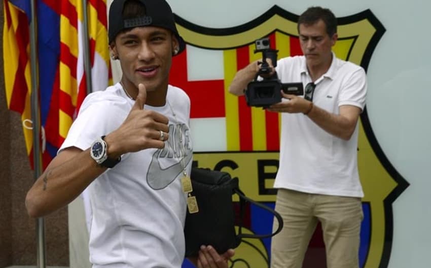 Neymar chegou ao Barcelona em maio de 2013 em uma transferência polêmica. O valor inicial de 57 milhões de euros, que foi divulgado, rende dor de cabeça para as partes até hoje, pois já se sabe que a mesma superou a barreira de 86 milhões de euros