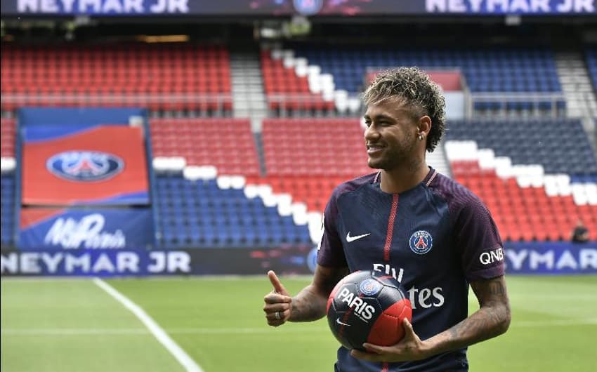 O grande reforço do PSG, Neymar foi apresentado oficialmente na sede do clube, em Paris. O brasileiro assinou por cinco anos.